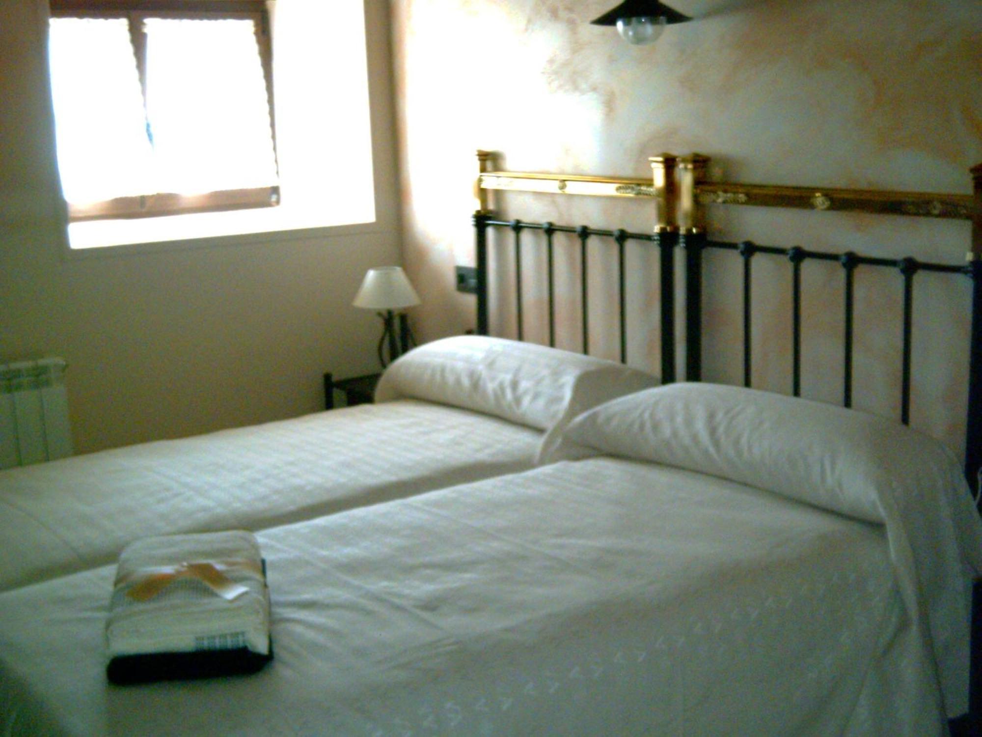 La Cerca De Dona Jimena Guest House Modúbar de San Cibrián Eksteriør bilde